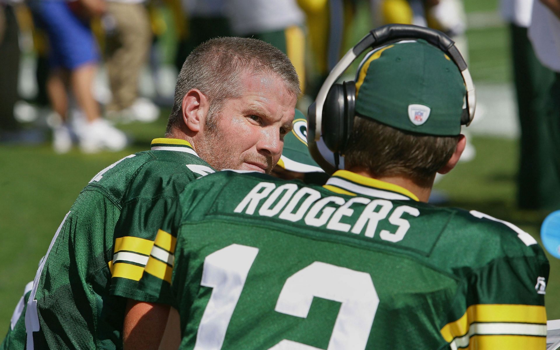 Brett Favre #4 of the Green Bay Packers talks to backup quarterback Aaron Rodgers #12 during an NFL game 2006. (Credits: Getty)